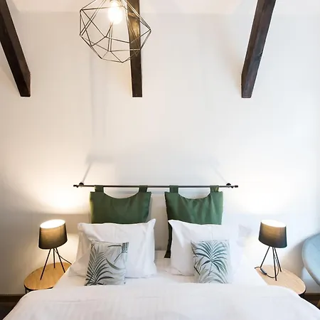 Lovely Flat With Patio And Mountain Views