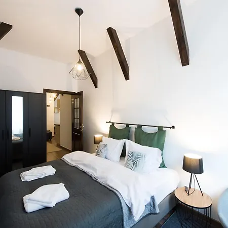 Lovely Flat With Patio And Mountain Views