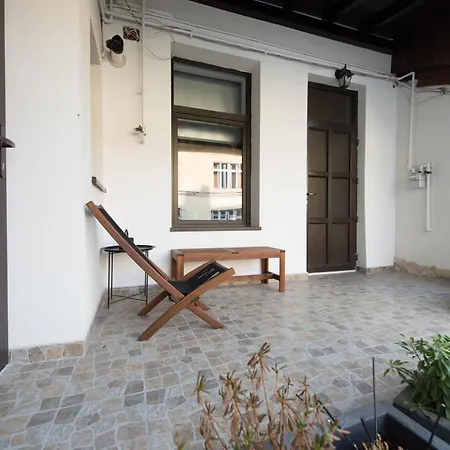 Lovely Flat With Patio And Mountain Views