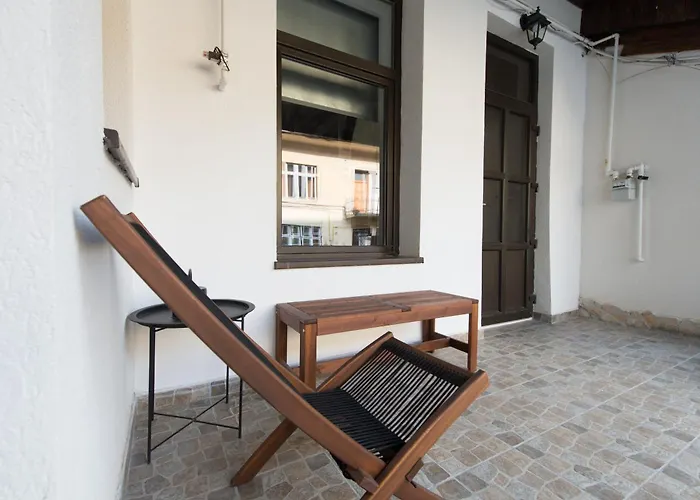 Lovely Flat With Patio And Mountain Views