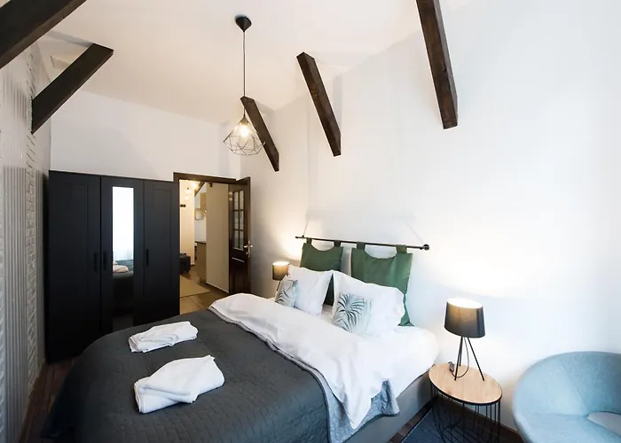 Lovely Flat With Patio And Mountain Views