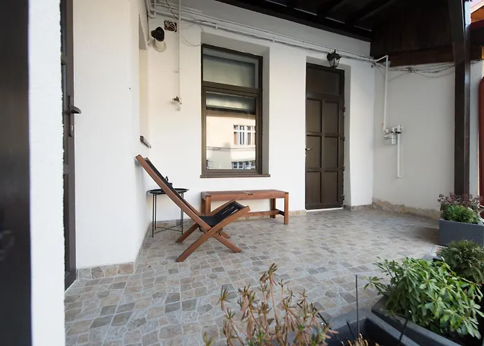 Lovely Flat With Patio And Mountain Views