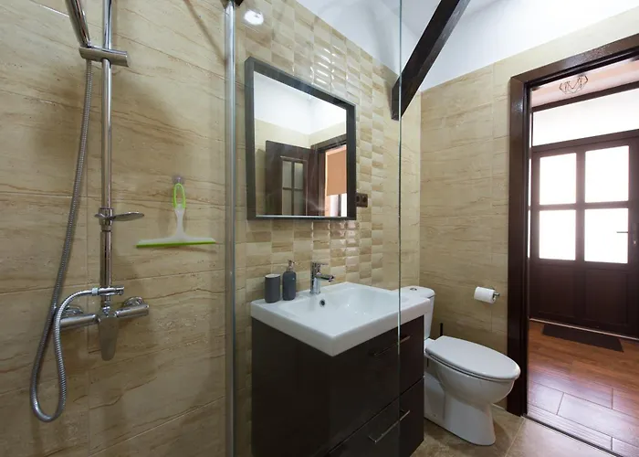 Lovely Flat With Patio And Mountain Views